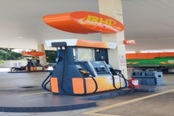 Petrol station with a convenience store 