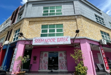 A CORNER UNIT THREE (3) STOREY SHOP-OFFICE. BUILDING (COMMERCIAL)